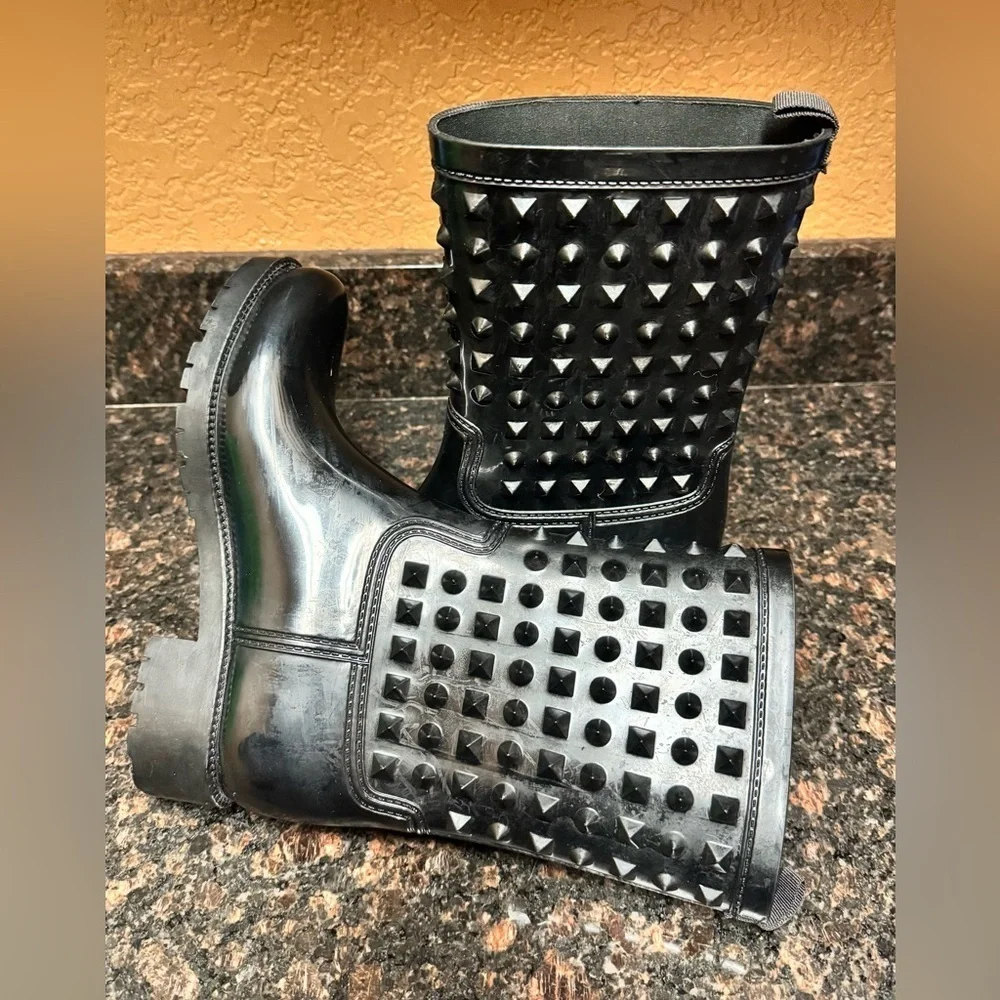 WOMEN'S CAPELLI NEW YORK SINY STUDDED RAIN BOOTS Size 6